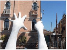 Hands sculpture in Venice Italy - by dpa