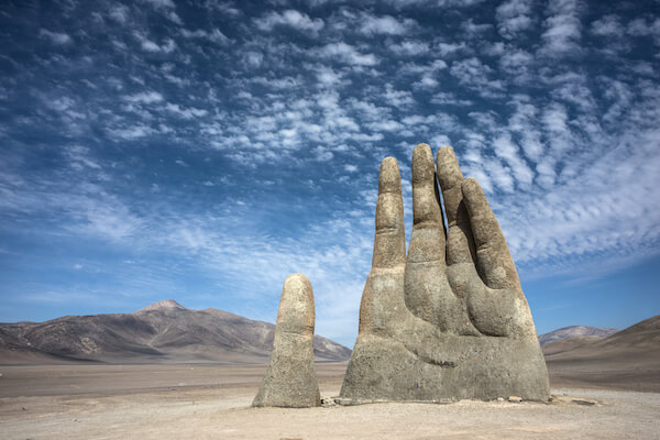 Mano del desierto - Atacama handsculptuur