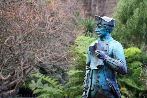 Captain Cook Statue in Australia - image by  Peeraphon Thanmanowong/Shutterstock.com