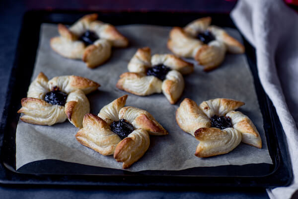 joulutorttu - Finnish Christmas pastry with plum filling