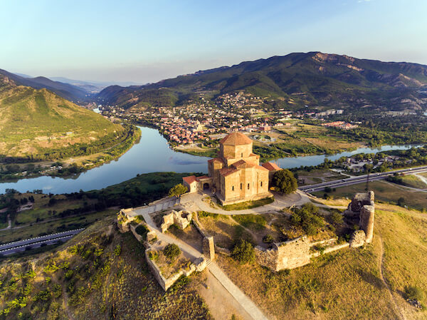 Monastère géorgien de Jvari surplombant la ville de Mtskheta