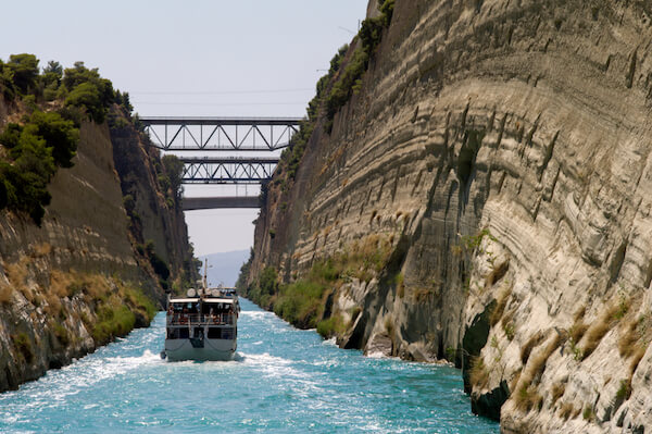 Barco que viaja por el Canal de Corinto