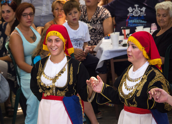 Greek girls dancing - image by Alika Obraz