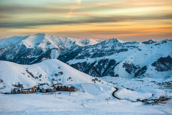 Station de ski de Gudauri avec de la neige au coucher du soleil - obturateur d'image stock.com