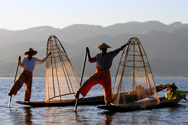 myanmar isle lake fishermen