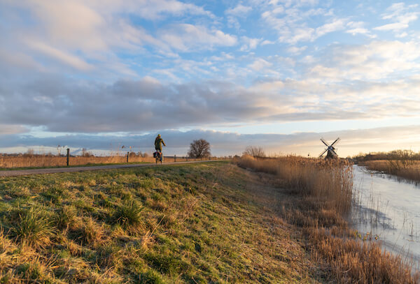 netherlands cycling on dyke