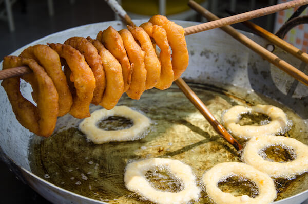 Picarones jsou typické pouliční jídlo v Peru