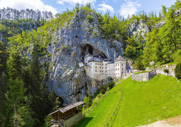 slovenia predjama castle