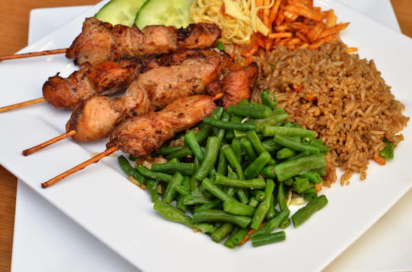 Food in Suriname: Fried rice with Saté sticks and beans