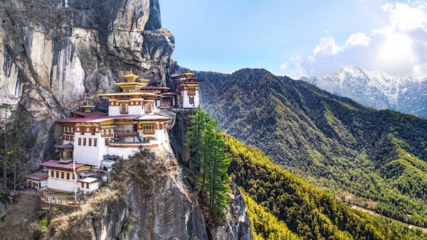 Bhutan's Paro Taktsang, o mosteiro Ninho do Tigre no alto das montanhas dos Himalaias.'s Paro Taktsang, the Tiger's Nest monastery high in the Himalayan mountains.