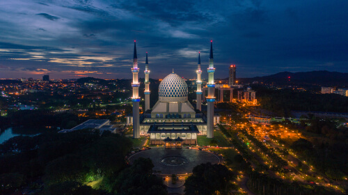 Shah Alam Blue Mosque by Syariff Hidayatullah / Shutterstock.com