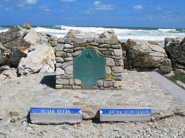 Cape Agulhas Etelä-Afrikassa, jossa Intian ja Atlantin valtameri kohtaavat