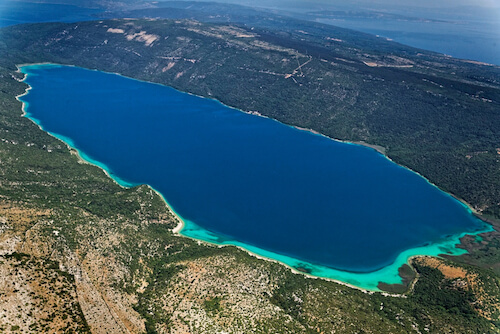 Vue aérienne du lac Vrana en Croatie