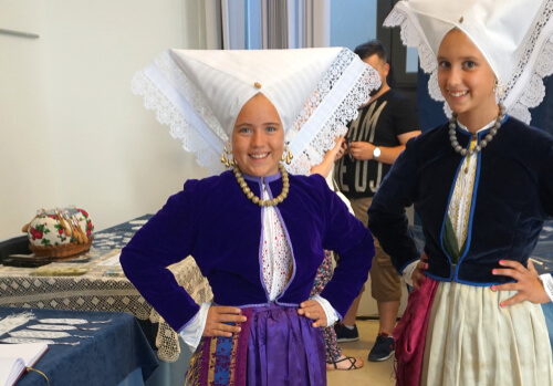 Le ragazze croate in abito tradizionale con pizzo - image by HappyWindows/.com
