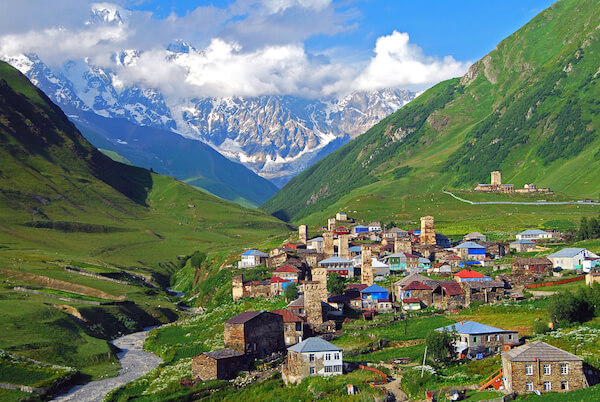 Le village d'Ushguli - et le mont Shkhara en arrière-plan