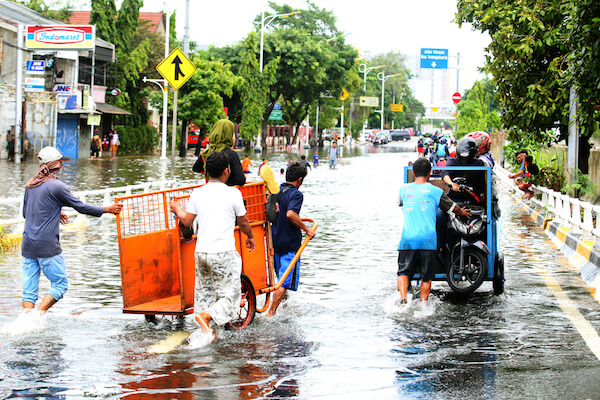 Überflutete Stadtstraßen in Jakarta - Bild von Fendi Angora/.com