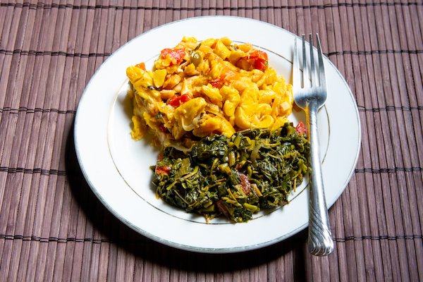 Jamaikanisches Traditionsgericht 'Ackee und Salzfisch' und Callaloo'Ackee and saltfish' and callaloo