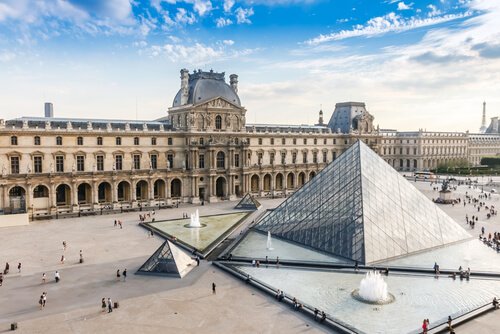 Paris Louvre - image by pichetw/shutterstock.com