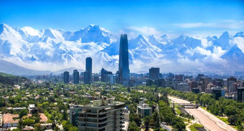 Santiago de Chile - capitale del Cile con l'edificio Gran Torre e le Ande innevate