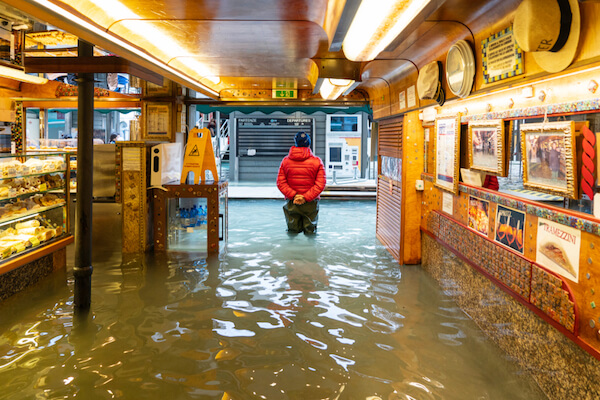 Überflutete Bäckerei in Venedig im Jahr 2019 - Bild von Ihor Serdyukov /.com