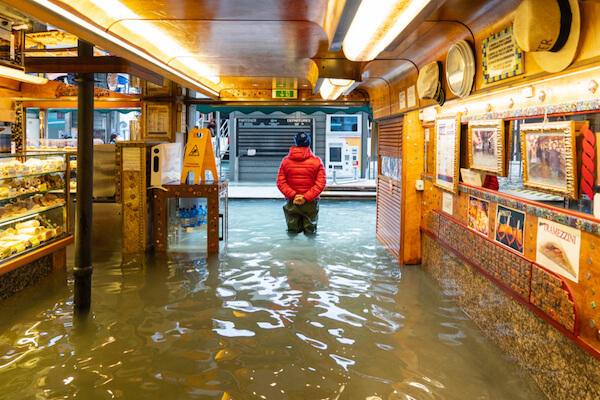 Panadería inundada en Venecia en 2019-imagen de Ihor Serdyukov/. com