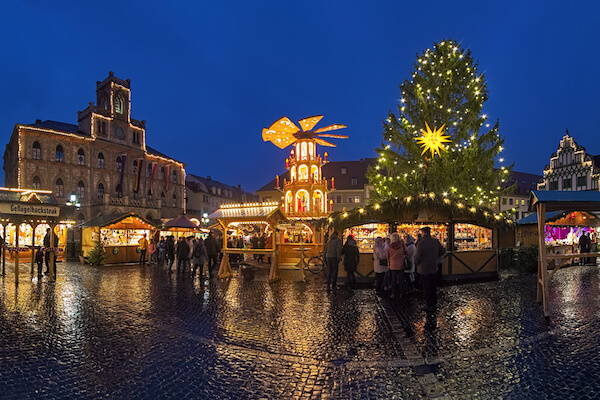 Weimarer Weihnachtsmarkt - image by Mikhail Markovskiy / Shutterstock.com